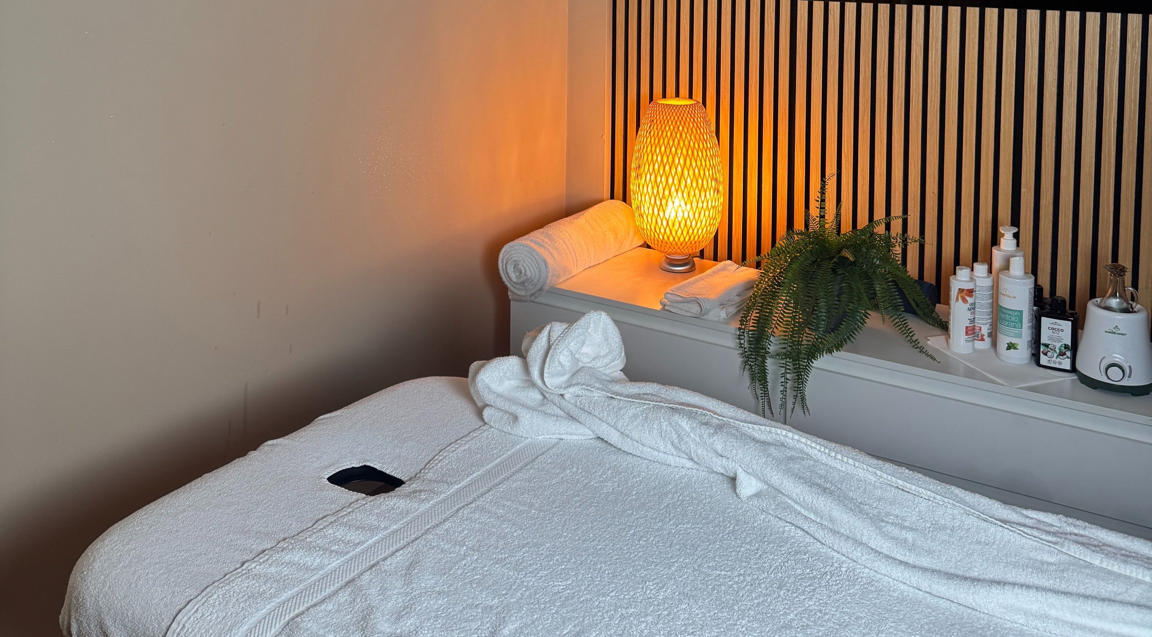 Massaggio sereno a Lukas Massaggi, Emilia-romagna, Emilia-romagna, IT. Tavolo con asciugamani e lampada calda.