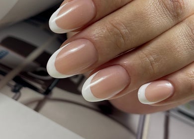 Uñas francesas en Almasalud Manicure, Las Condes, Región Metropolitana, CL. Elegancia en cada detalle.
