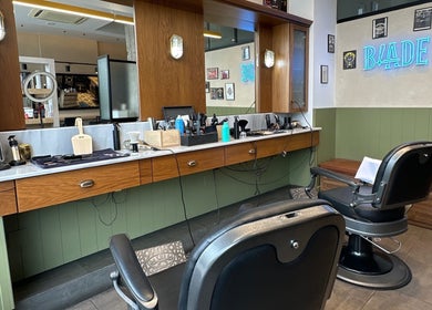 Εσωτερικό του Blade Barbershop Skg στην Ευκαρπία, GR με μοντέρνα διακόσμηση και εξοπλισμό κούρεματος.