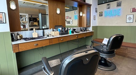 Εσωτερικό του Blade Barbershop Skg στην Ευκαρπία, GR με μοντέρνα διακόσμηση και εξοπλισμό κούρεματος.