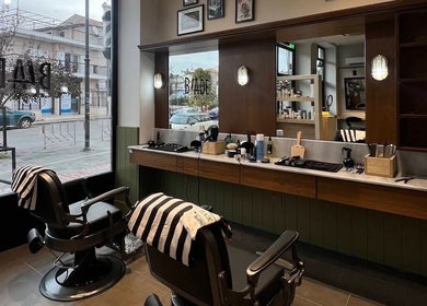 Εσωτερικό του Blade Barbershop Skg στην Ευκαρπία, GR με κλασικές καρέκλες κουρείου και καλαίσθητη διακόσμηση.
