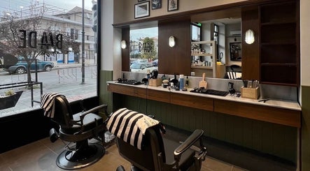 Εσωτερικό του Blade Barbershop Skg στην Ευκαρπία, GR με κλασικές καρέκλες κουρείου και καλαίσθητη διακόσμηση.