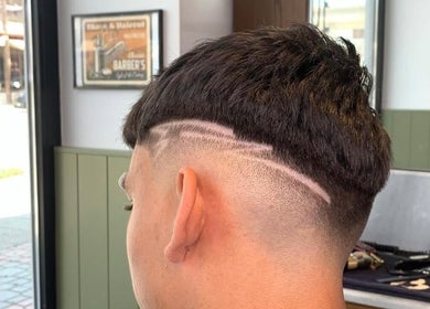 Κομψό ανδρικό κούρεμα με μοτίβο στο Blade Barbershop Skg, Ευκαρπία, GR.