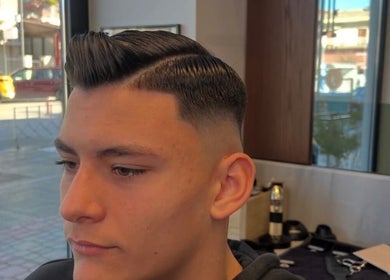 Άνδρας με κλασικό κούρεμα στο Blade Barbershop Skg, Ευκαρπία, GR.