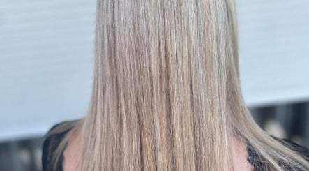 Cheveux blonds brillants coiffés chez Coiffureloww en FR, révélant une finesse et éclat exceptionnels.