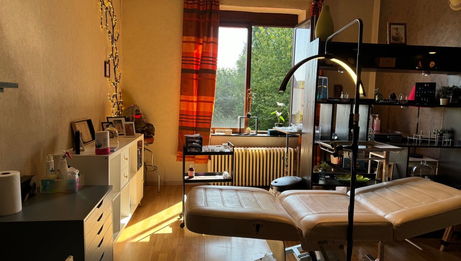 Salle de soins Andromeda à Marcinelle, Région Wallonne, BE, avec lit de massage confortable.