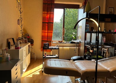 Salle de soins Andromeda à Marcinelle, Région Wallonne, BE, avec lit de massage confortable.