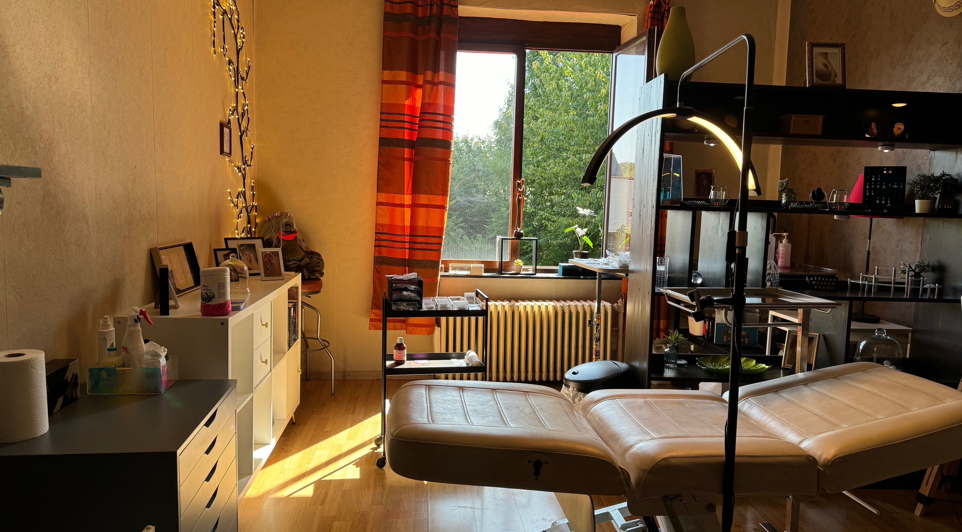 Salle de soins Andromeda à Marcinelle, Région Wallonne, BE, avec lit de massage confortable.