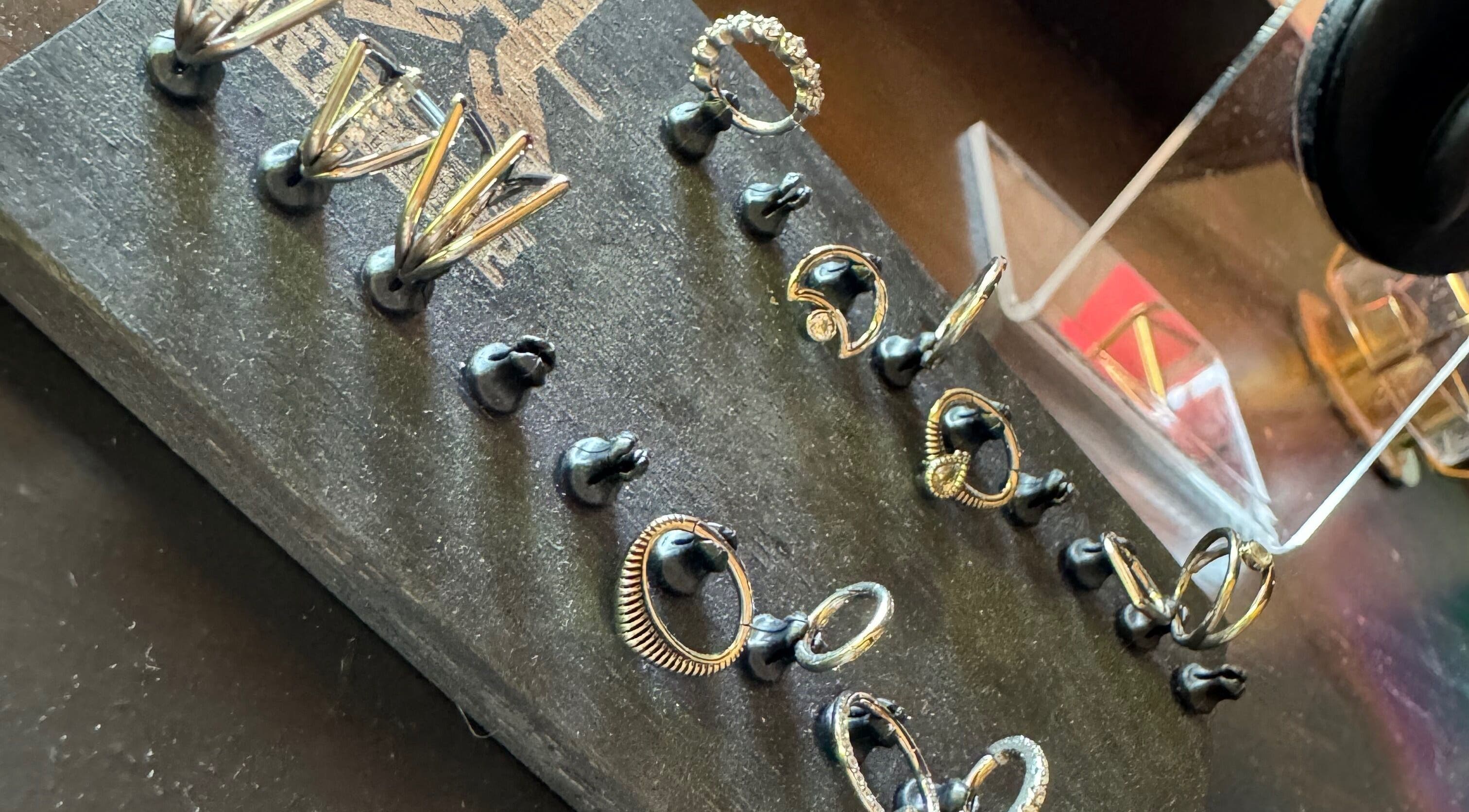 Collection de bijoux élégants exposée à Andromeda, Marcinelle, Région Wallonne, BE, pour sublimer votre style.