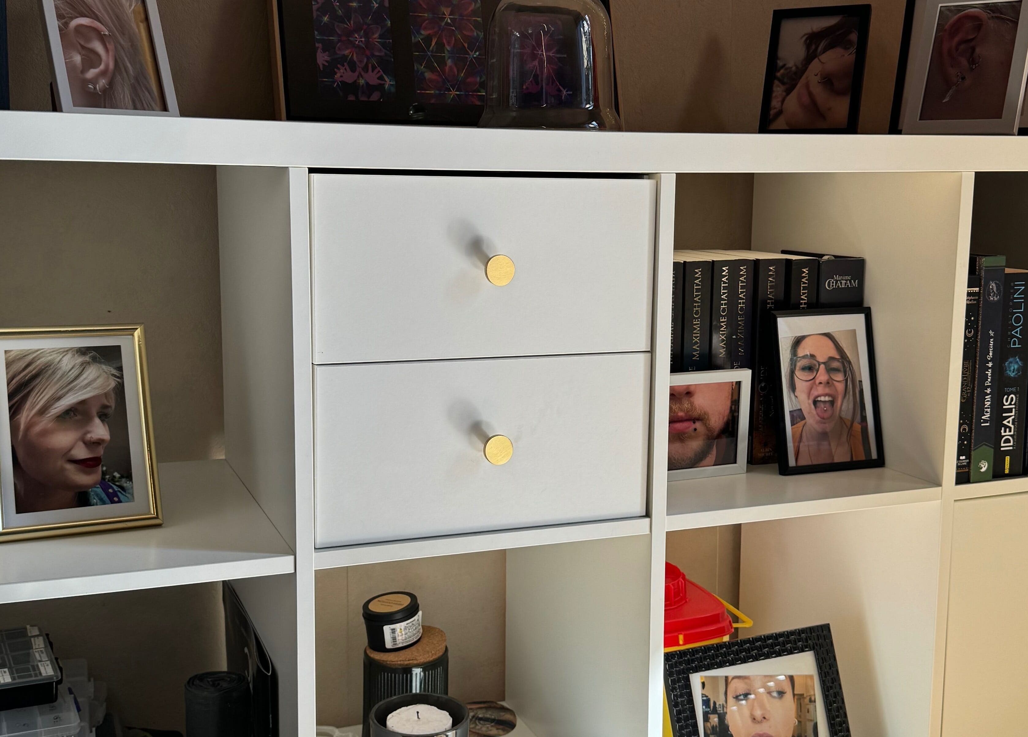 Bibliothèque moderne avec photos et livres chez Andromeda, Marcinelle, Région Wallonne, BE.