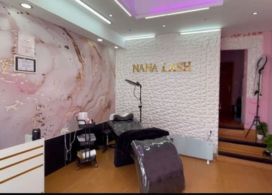 Interior moderno y elegante de Nana Lash en Madrid, Comunidad De Madrid, ES, destacando una pared con patrón dorado.
