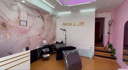 Interior moderno y elegante de Nana Lash en Madrid, Comunidad De Madrid, ES, destacando una pared con patrón dorado.