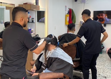 Estilistas trabajando en el salón TÚ MEJOR VERSIÓN en Bogotá, Bogotá, CO, brindando servicios de belleza.