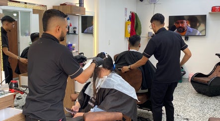 Estilistas trabajando en el salón TÚ MEJOR VERSIÓN en Bogotá, Bogotá, CO, brindando servicios de belleza.