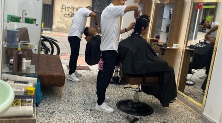 Barberos en acción en TÚ MEJOR VERSIÓN, Bogotá, Bogotá, CO, ofreciendo cortes de cabello modernos.