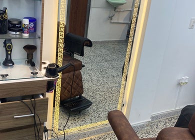 Espejo iluminado en TÚ MEJOR VERSIÓN, Bogotá, Bogotá, CO, mostrando herramientas de peluquería.