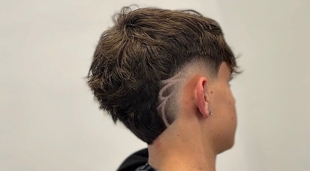 Taglio corto con disegno geometrico al 124om, Siena, Toscana, IT.