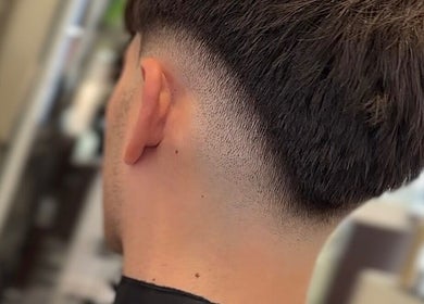 Taglio capelli moderno a 124om, Siena, Toscana, IT, con sfumatura alla moda.