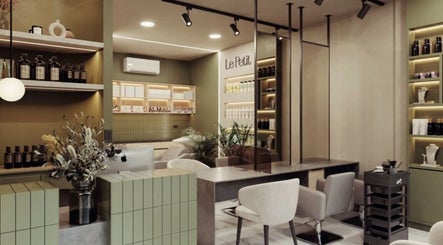 Interior of Le Petit Hair & Nails Club, a chic salon in Samborondón, Guayas, EC with stylish decor.