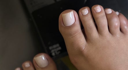 Pedicura elegante en Isa Nails, Hollywood, Florida, US, con esmalte tono pastel claro.
