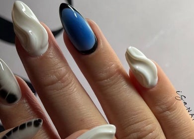 Uñas artísticas en Isa Nails, Hollywood, Florida, US con diseño moderno en blanco, negro y azul.