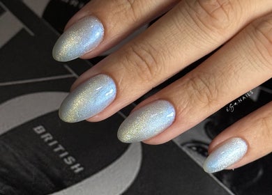 Uñas con esmalte brillante azul en Isa Nails, Hollywood, Florida, US.