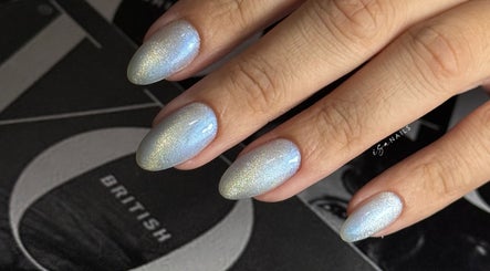 Uñas con esmalte brillante azul en Isa Nails, Hollywood, Florida, US.