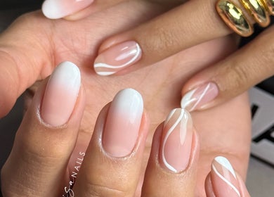 Diseños de uñas en Isa Nails, Hollywood, Florida, US: manicura moderna con diseños en blanco y rosa.