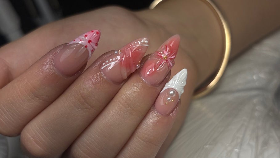 Diseño de uñas artístico en Bymarietperez, Orlando, Florida, US, con detalles rosados y perlados.