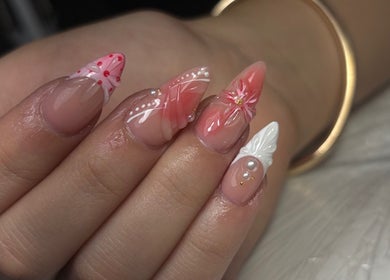 Diseño de uñas artístico en Bymarietperez, Orlando, Florida, US, con detalles rosados y perlados.