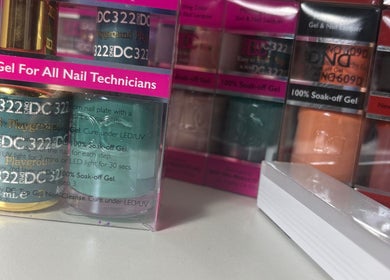 Esmaltes de gel coloridos en Bymarietperez, Orlando, Florida, US.