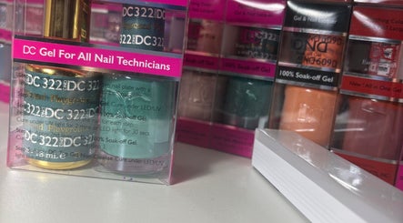 Esmaltes de gel coloridos en Bymarietperez, Orlando, Florida, US.