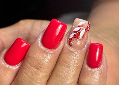 Arte de uñas rojas y diseño floral en Bymarietperez, Orlando, Florida, US.