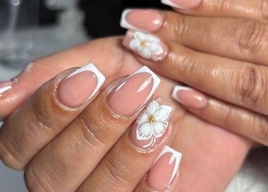 Elegante manicura floral en Bymarietperez, Orlando, Florida, US. Un diseño sofisticado y delicado.