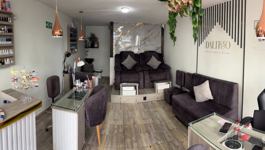 Acogedor salón de belleza en DALITSO SPA, Manizales, Caldas, CO, con elegantes sillones y decoración moderna.