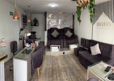 Acogedor salón de belleza en DALITSO SPA, Manizales, Caldas, CO, con elegantes sillones y decoración moderna.