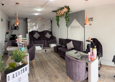 Interior acogedor de DALITSO SPA en Manizales, Caldas, CO con sofás elegantes y decoración floral.