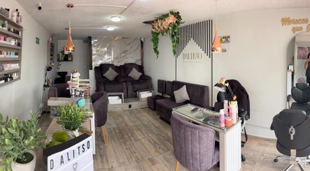 Interior acogedor de DALITSO SPA en Manizales, Caldas, CO con sofás elegantes y decoración floral.