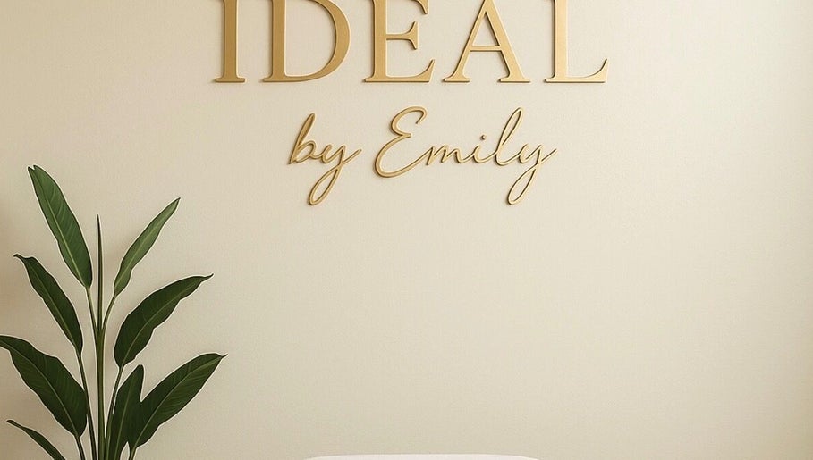 Ideal by Emily 在Arcadia, California, US的标志，旁边装饰着绿色植物。