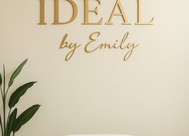 Ideal by Emily 在Arcadia, California, US的标志，旁边装饰着绿色植物。
