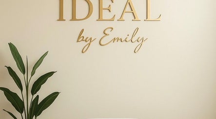 Ideal by Emily 在Arcadia, California, US的标志，旁边装饰着绿色植物。