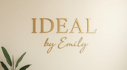 Ideal by Emily 标志设计在Arcadia, California, US墙面上，呈现简约优雅风格。