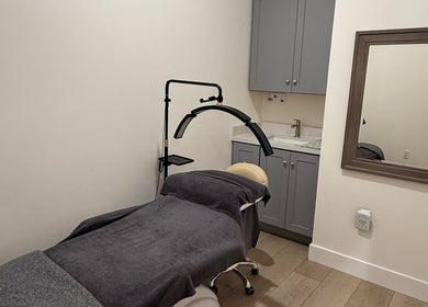 Diamond Bar, California, US的Ideal by Emily舒适美容房，带现代设备和灰色家具。