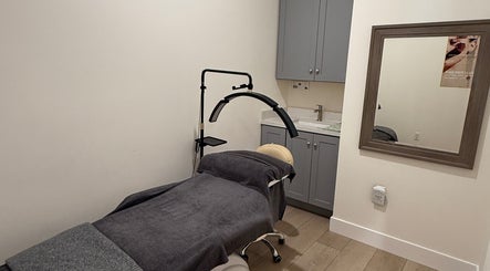 Diamond Bar, California, US的Ideal by Emily舒适美容房，带现代设备和灰色家具。