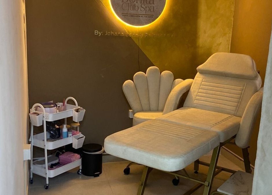 Sala de tratamientos en Bonita Club Spa, Marinilla, Antioquia, CO, con camilla y silla elegante.