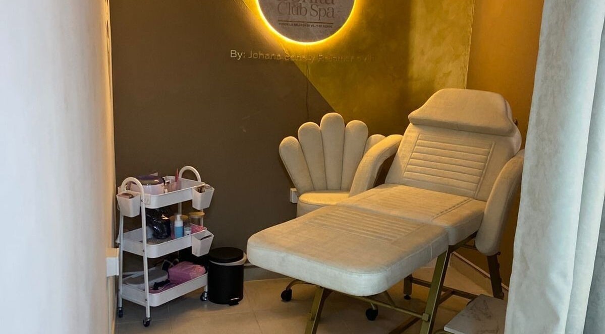 Sala de tratamientos en Bonita Club Spa, Marinilla, Antioquia, CO, con camilla y silla elegante.