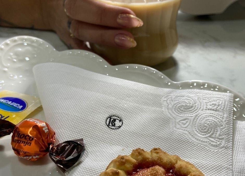 Desayuno elegante en Bonita Club Spa, Marinilla, Antioquia, CO con café y pastel.