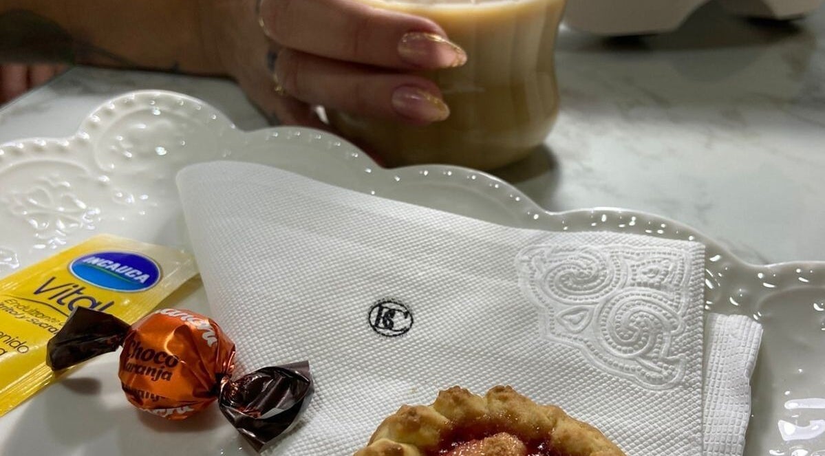 Desayuno elegante en Bonita Club Spa, Marinilla, Antioquia, CO con café y pastel.