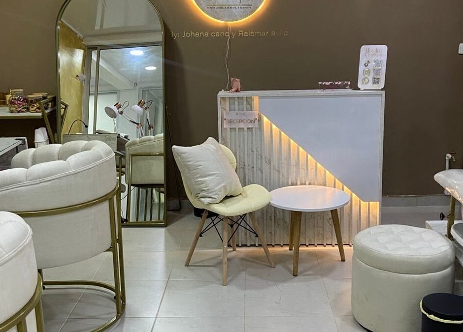 Recepción en Bonita club spa, Marinilla, Antioquia, CO con modernos muebles y decoración acogedora.