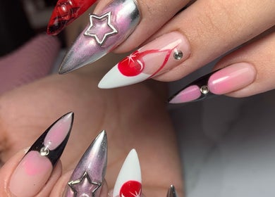 Diseño de uñas acrílicas con estrellas en Nailss by Carlota, Maracay, Aragua, VE.
